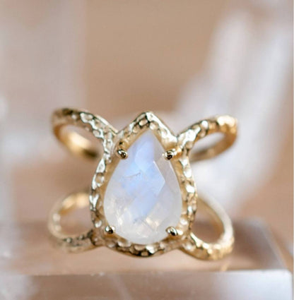 Ny og vakker, enkel håndlaget " RACHEL " Gold Vermeil m/ Moonstone