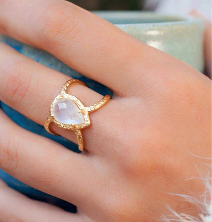 Ny og vakker, enkel håndlaget " RACHEL " Gold Vermeil m/ Moonstone