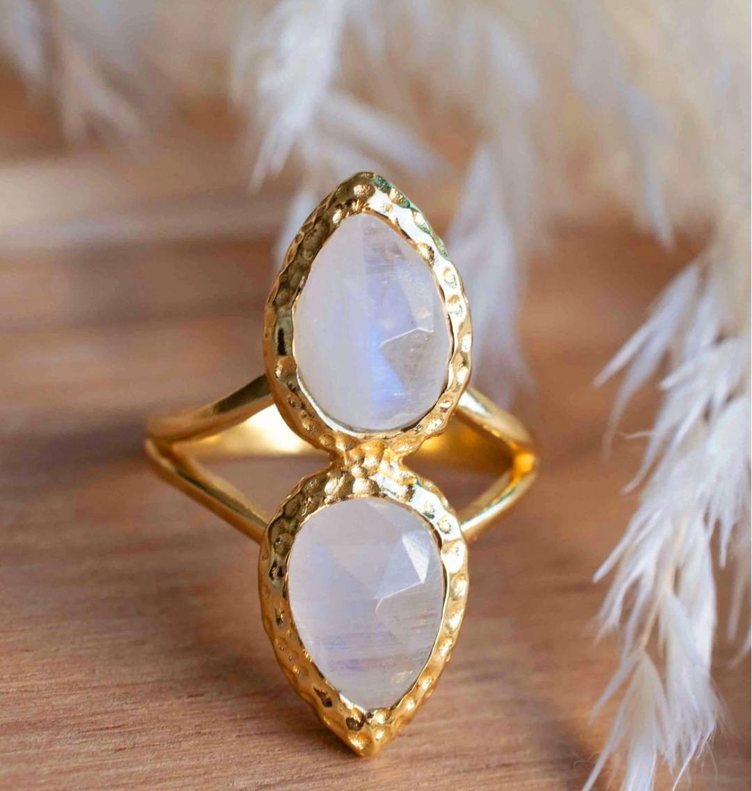 Ny og vakker, enkel håndlaget " LOTUS " Gold Plated Ring m/ Moonstones