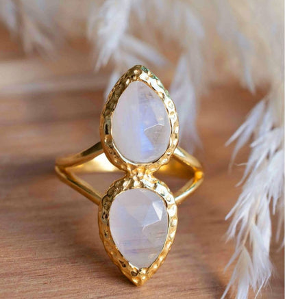 Ny og vakker, enkel håndlaget " LOTUS " Gold Plated Ring m/ Moonstones