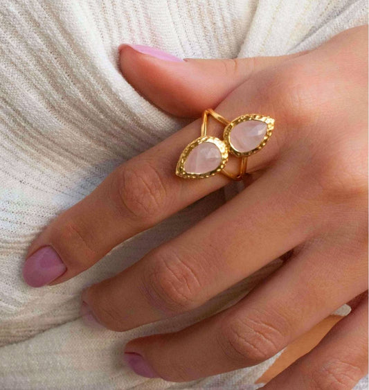 Ny og vakker, enkel håndlaget " LOTUS " Gold Plated Ring m/ Rose Quartz Stones