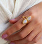 Ny og vakker, enkel håndlaget " LOTUS " Gold Plated Ring m/ Moonstones