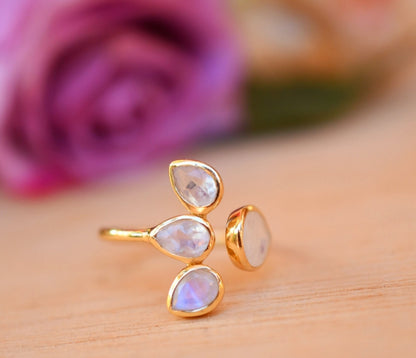 Vakker, hÅndlaget designring  " Lotus Flower " med smÅ MÅnestener i oval form, 18 gold plated