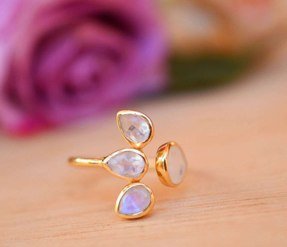 Vakker, hÅndlaget designring  " Lotus Flower " med smÅ MÅnestener i oval form, 18 gold plated