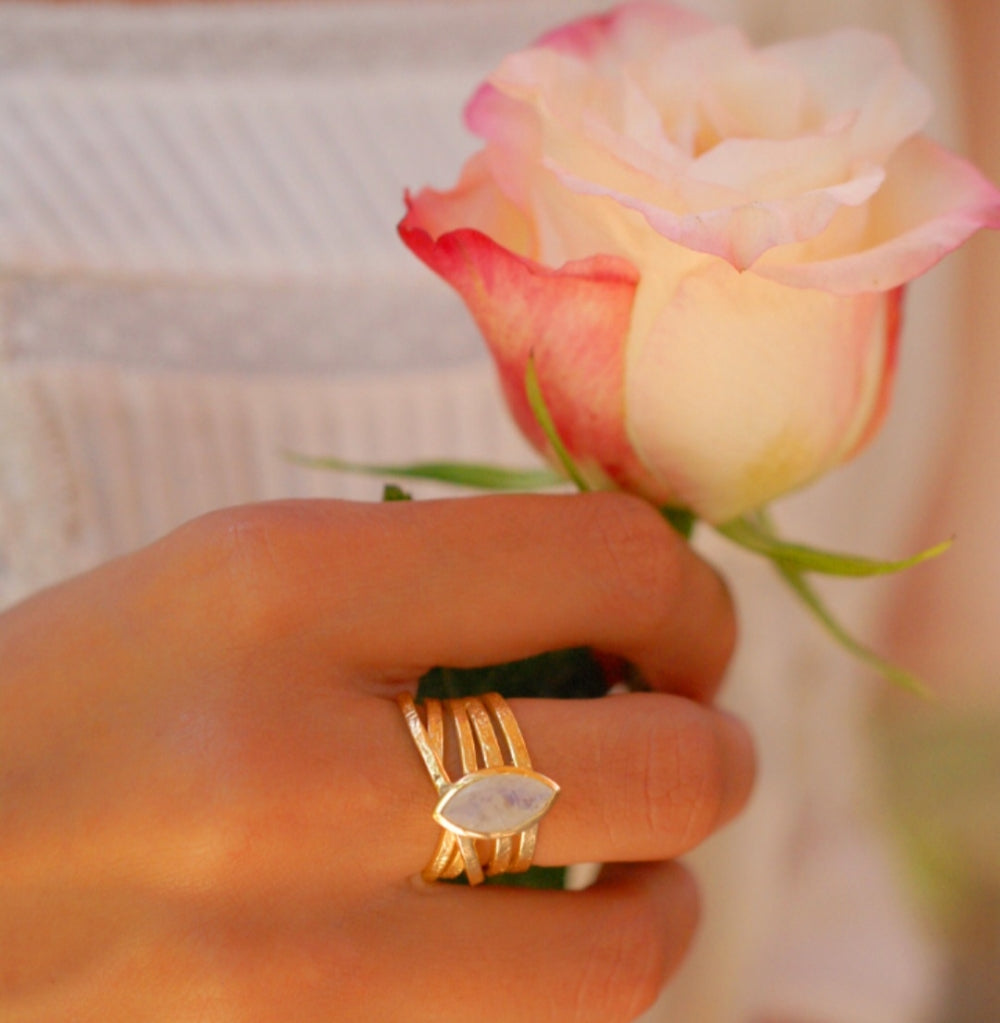 Vakker, hÅndlaget designring  med stor MÅnesten i oval form, gold plated
