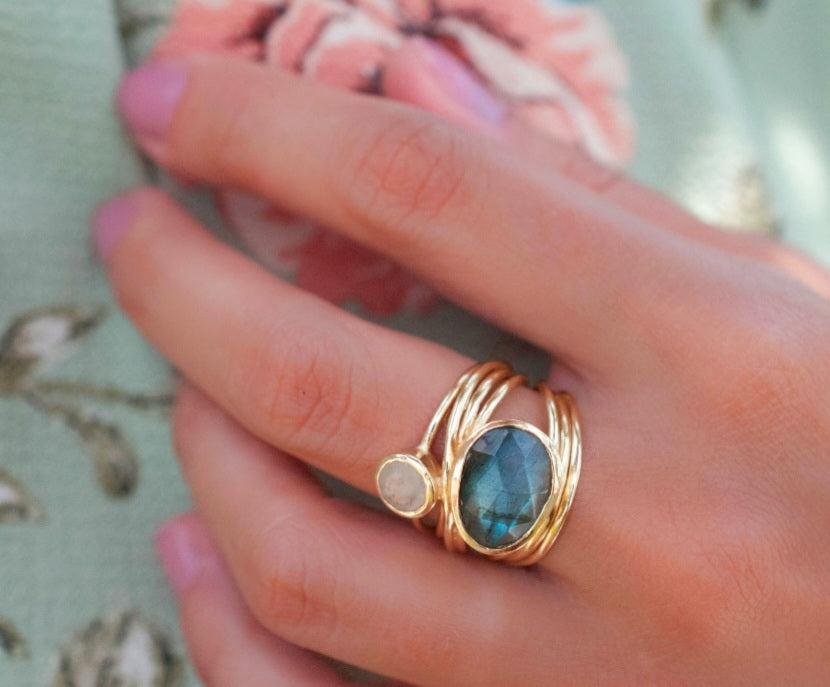 Vakker, hÅndlaget designring  med stor Labradorit sten i oval form, Gold plated