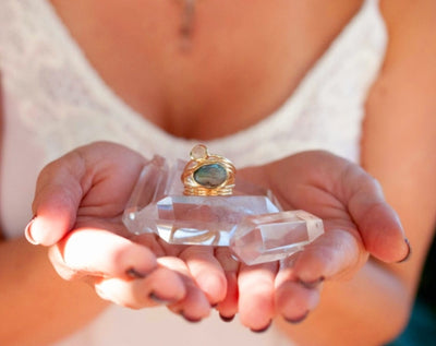 Vakker, hÅndlaget designring  med stor Labradorit sten i oval form, Gold plated