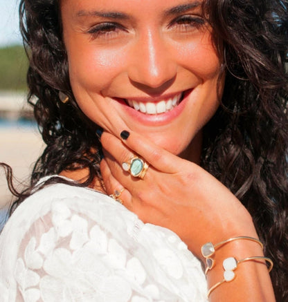 Vakker, hÅndlaget designring  med stor Labradorit sten i oval form, Gold plated