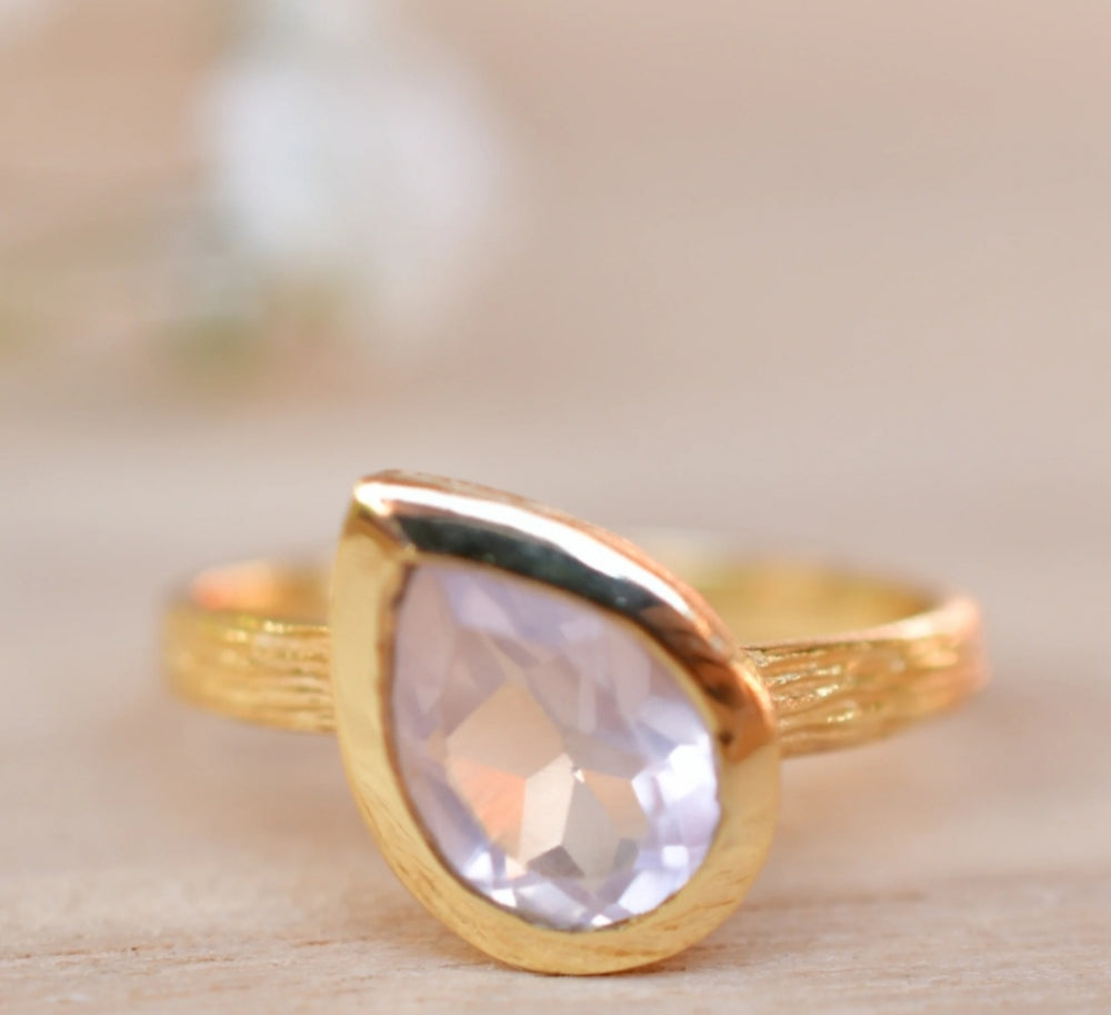 Vakker, enkel og hÅndlaget Beatriz Rose Quartz designring i 18K Goldplated i drÅpeform ( 8x6mm )
