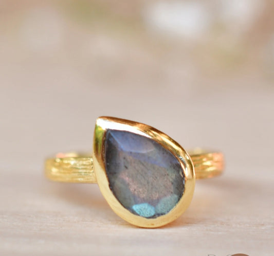 Vakker, enkel og hÅndlaget Beatriz Labradorite designring i 18K Goldplated i drÅpeform ( 8x6mm )