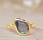 Vakker, enkel og hÅndlaget Beatriz Labradorite designring i 18K Goldplated i drÅpeform ( 8x6mm )
