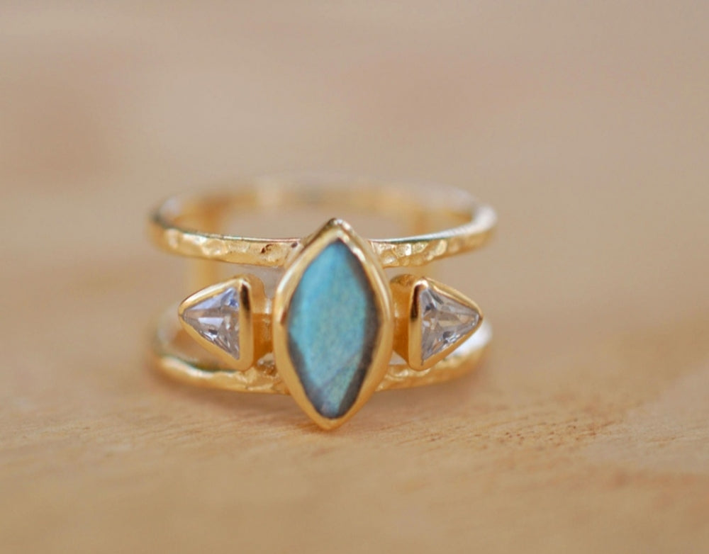 HÅndlaget, Queen Designring med Labradorite og White Topaz, 18K Gold Electroplated.