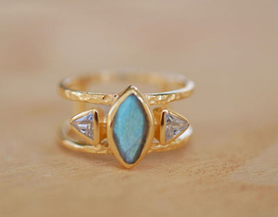 HÅndlaget, Queen Designring med Labradorite og White Topaz, 18K Gold Electroplated.