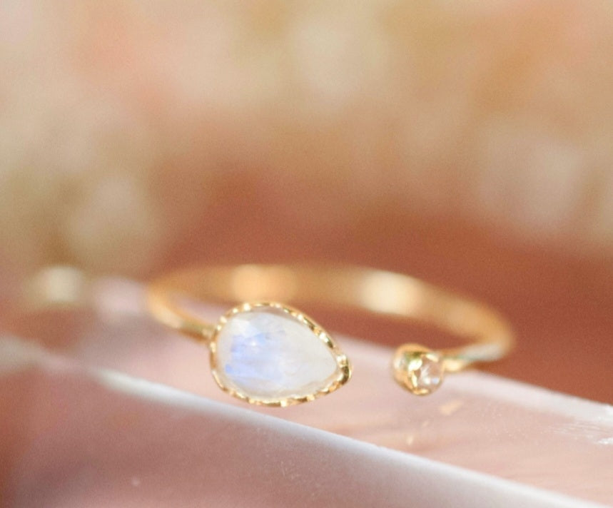 HÅndlaget, enkel Designring med Moonstone,  Gold Electroplated.