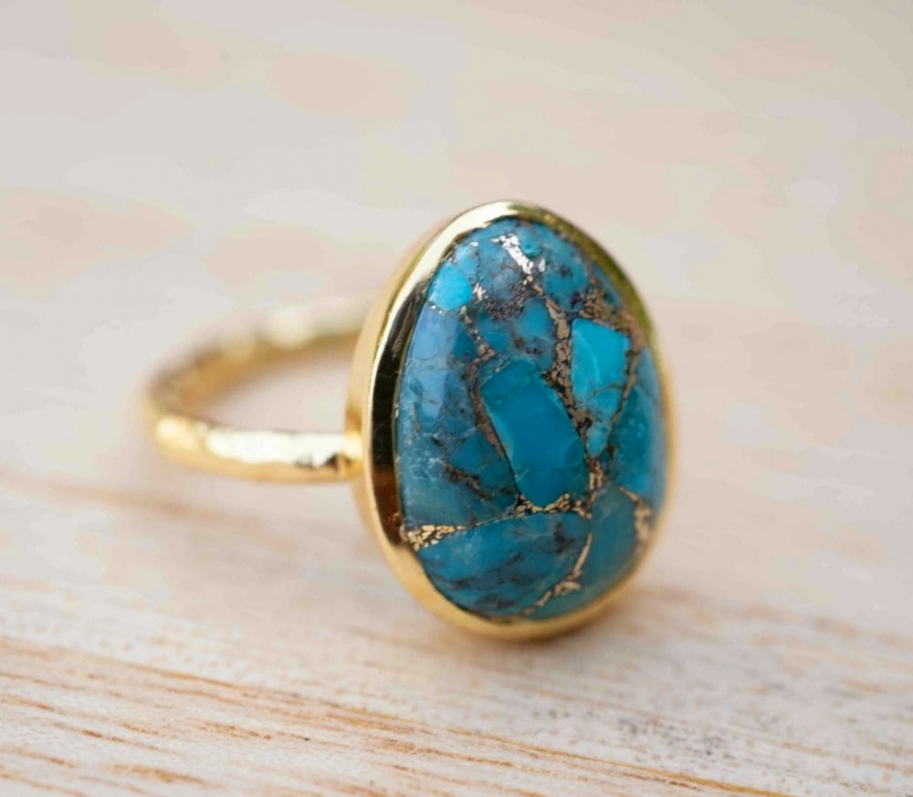 HÅndlaget, Designring med stor Teardrop Torquise Copper sten,  18 K Gold Electroplated.