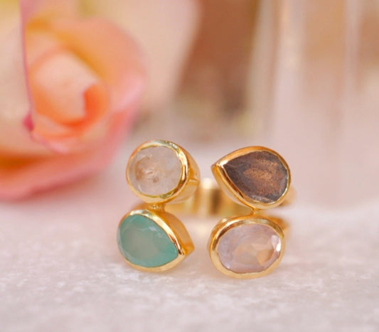 Håndlaget 4 stone "ASHLEY RING" med små stener i Moonstone, Aqua Chalsedony, Rose Quartz og Labradorite, Gold Electroplated.