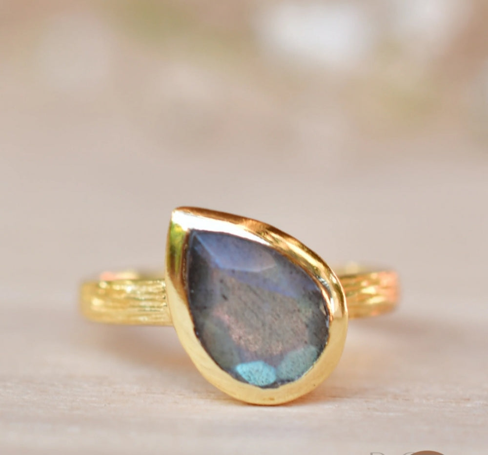 Vakker, enkel og hÅndlaget Beatriz Labradorite designring i 18K Goldplated i drÅpeform ( 8x6mm )