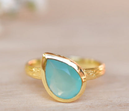 Vakker, enkel og håndlaget Beatriz Aqua Chalcedony designring i 18K Goldplated i dråpeform ( 8x6mm )