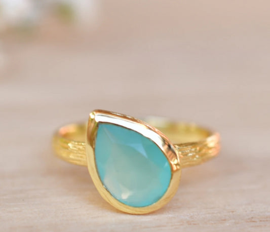 Vakker, enkel og hÅndlaget Beatriz Aqua Chalcedony designring i 18K Goldplated i drÅpeform ( 8x6mm )