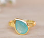 Vakker, enkel og håndlaget Beatriz Aqua Chalcedony designring i 18K Goldplated i dråpeform ( 8x6mm )