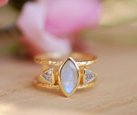 HÅndlaget, Designring med 2 stentyper ( Hvit Opal , Moonstone ) i dobbel ringdesign 18 K Gold Electroplated.