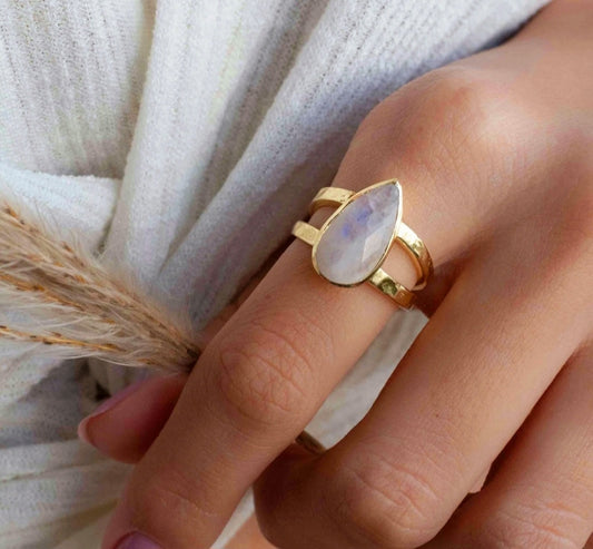 Håndlaget, Trendy - håndlaget " STATEMENT " Designring med stor Moonstone sten,&nbsp; 18 K Gold Electroplated