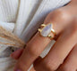 Håndlaget, Trendy - håndlaget " STATEMENT " Designring med stor Moonstone sten, 18 K Gold Electroplated