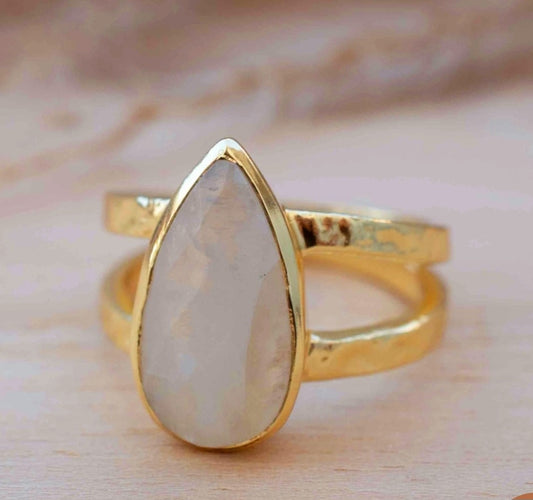 Håndlaget, Trendy - håndlaget " Lottie " Designring med stor Moonstone sten, 18 K Gold Electroplated
