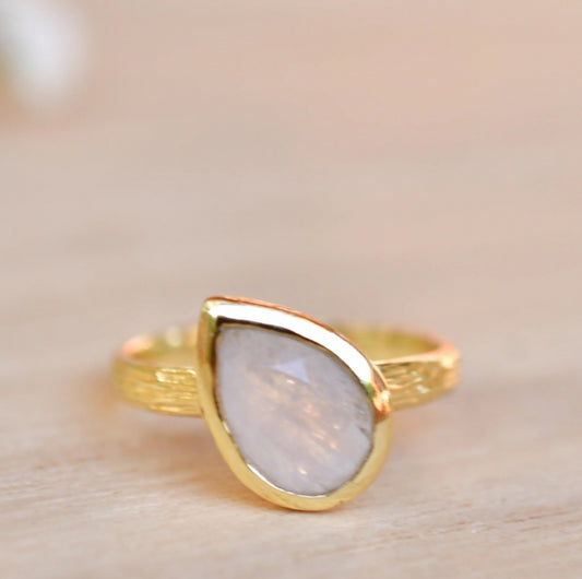 Vakker, enkel og hÅndlaget Beatriz Rainbow Moonstone designring i 18K Goldplated i drÅpeform ( 8x6mm )