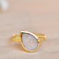 Vakker, enkel og hÅndlaget Beatriz Rainbow Moonstone designring i 18K Goldplated i drÅpeform ( 8x6mm )
