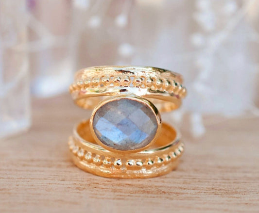 Vakker, håndlaget designring&nbsp; "PANDORA" med stor Labradorite sten i oval form, 18 gold plated