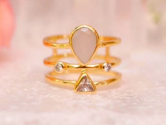 Håndlaget 2 stone " Lolita Design ring med små stener i Moonstone&white Topaz, Gold Electroplated