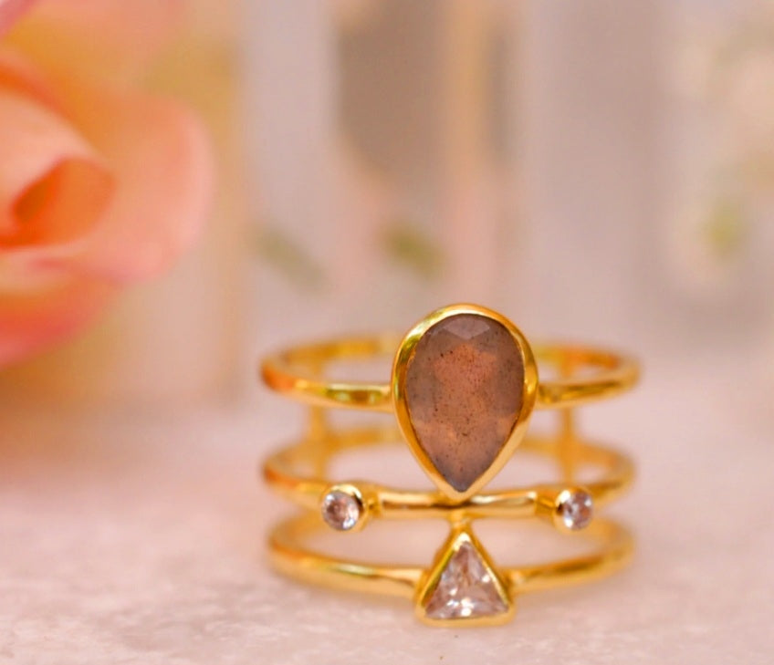 Håndlaget 2 stone " Lolita " Design ring med små stener i Labradorite,  white Topaz, Gold Electroplated