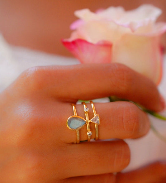 Håndlaget 2 stone " Lolita " Design ring med små stener i Labradorite,  white Topaz, Gold Electroplated