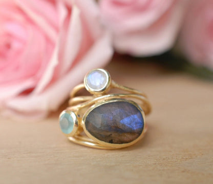 Vakker, håndlaget 3 Stone " DAYANE " Designring med stor Labradorit sten i oval form, Moonstone, Aqua Chalsedony, 18 gold plated