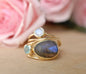 Vakker, håndlaget 3 Stone " DAYANE " Designring med stor Labradorit sten i oval form, Moonstone, Aqua Chalsedony, 18 gold plated