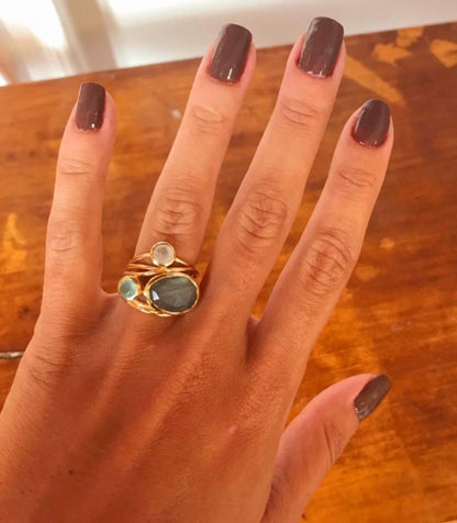 Vakker, håndlaget 3 Stone " DAYANE " Designring med stor Labradorit sten i oval form, Moonstone, Aqua Chalsedony, 18 gold plated