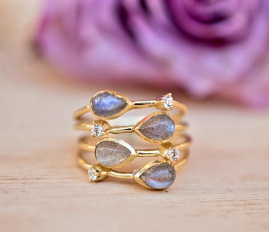 HÅndlaget 4 stone ringdesign med stener i Rainbow Labradorite og zirkoner,  Gold Electroplated.