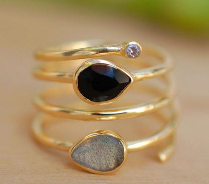 Ny håndlaget, Trendy - 3 - Stone " MELANIE " Designring med Black Onyx &amp; Labradorite 18 K Gold Electroplated