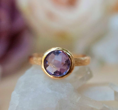 Ny og vakker, håndlaget " Leticia " 18K Goldplated Ring m/ Ametyst,round 8mm