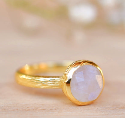 Ny og vakker, håndlaget " Leticia " 18K Goldplated Ring m/ Rainbow Moonstone, round 8mm