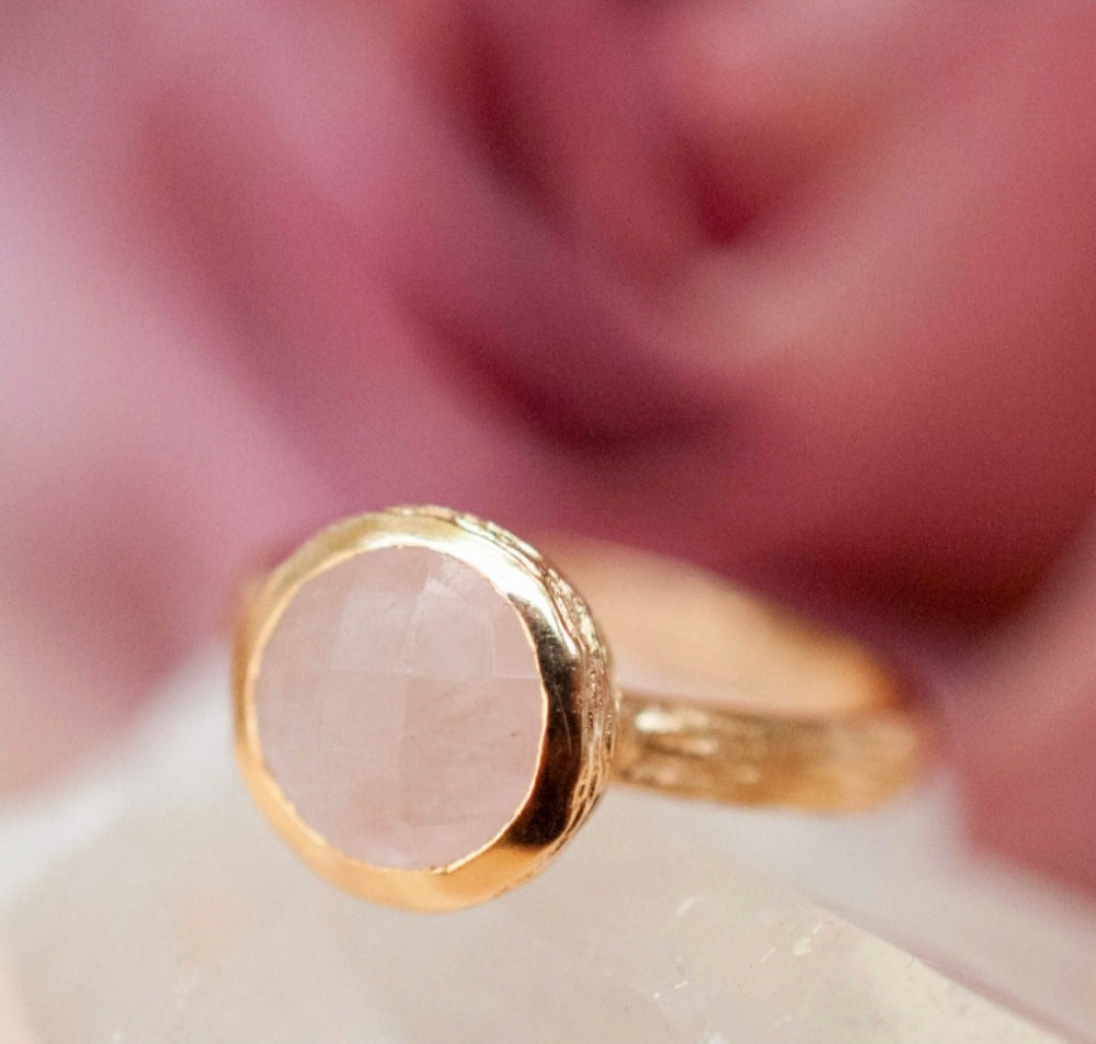 Ny og vakker, håndlaget " Leticia " 18K Goldplated Ring m/ Rose Quartz ,round 8mm stone
