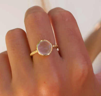 Ny og vakker, enkel håndlaget " Marcela " 18K Goldplated Ring m/ Rose Quartz