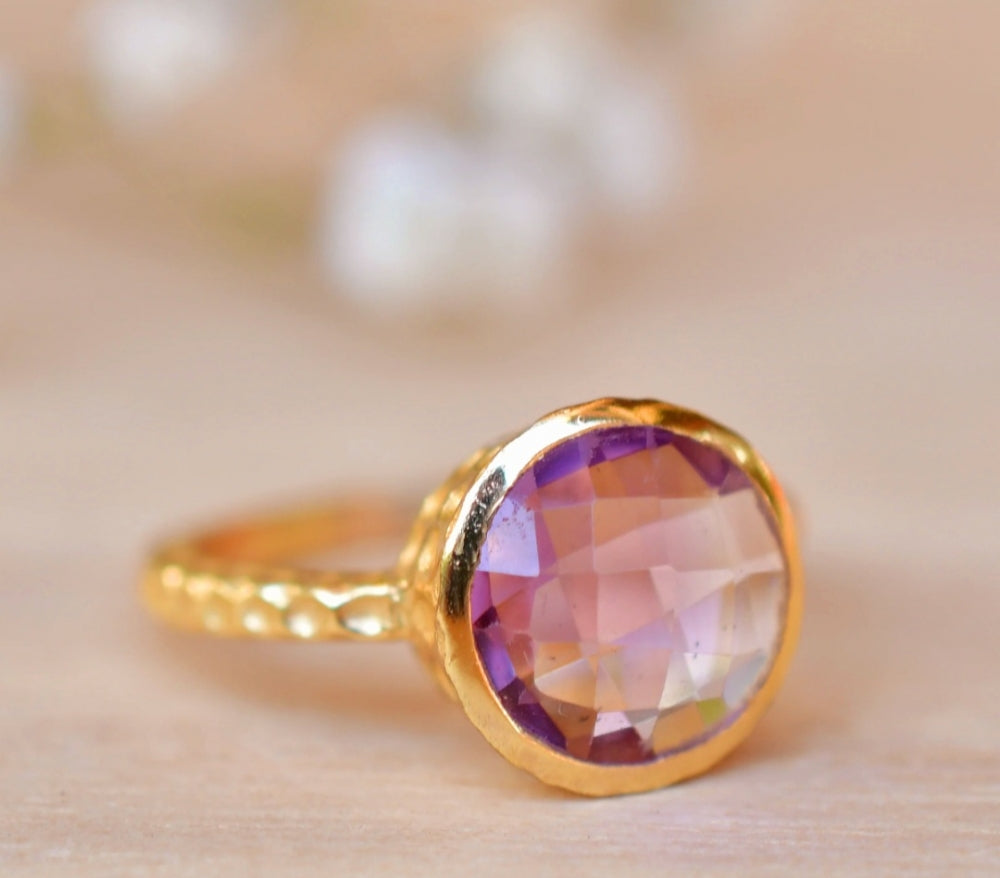 Ny og vakker, enkel håndlaget " Marcela " 18K Goldplated Ring m/ Amethyst