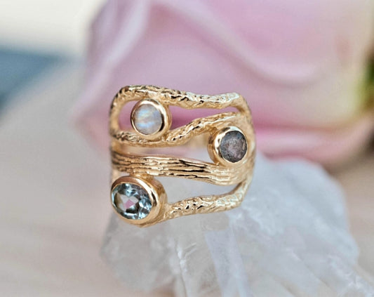 Vakker, håndlaget 3 Stone designring med små stener, Labradoritt, BlÅ Topaz og MÅnesten, 18k gold plated