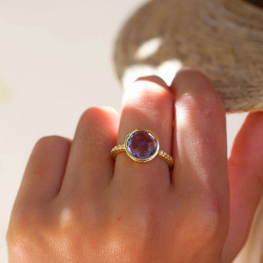 Ny og vakker, enkel håndlaget " Marcela " 18K Goldplated Ring m/ Amethyst