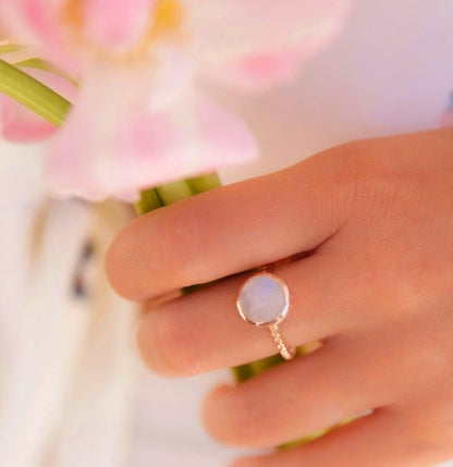 Ny og vakker, enkel håndlaget " Marcela " 18K Goldplated Ring m/ Rainbow Moonstone