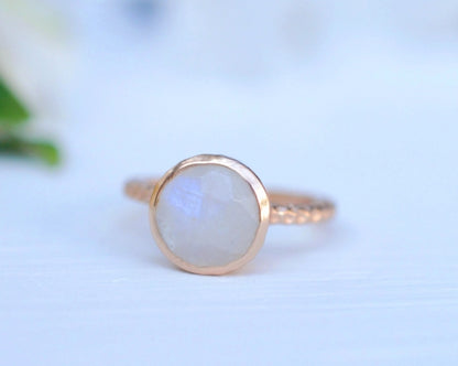 Ny og vakker, enkel håndlaget " Marcela " 18K Goldplated Ring m/ Rainbow Moonstone