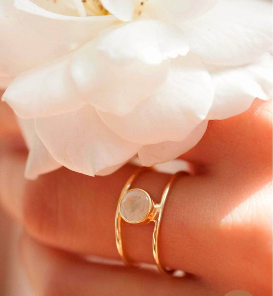 Ny og vakker, enkel håndlaget " Gabriela " Gold Vermeil Ring m/ Rainbow Moonstone