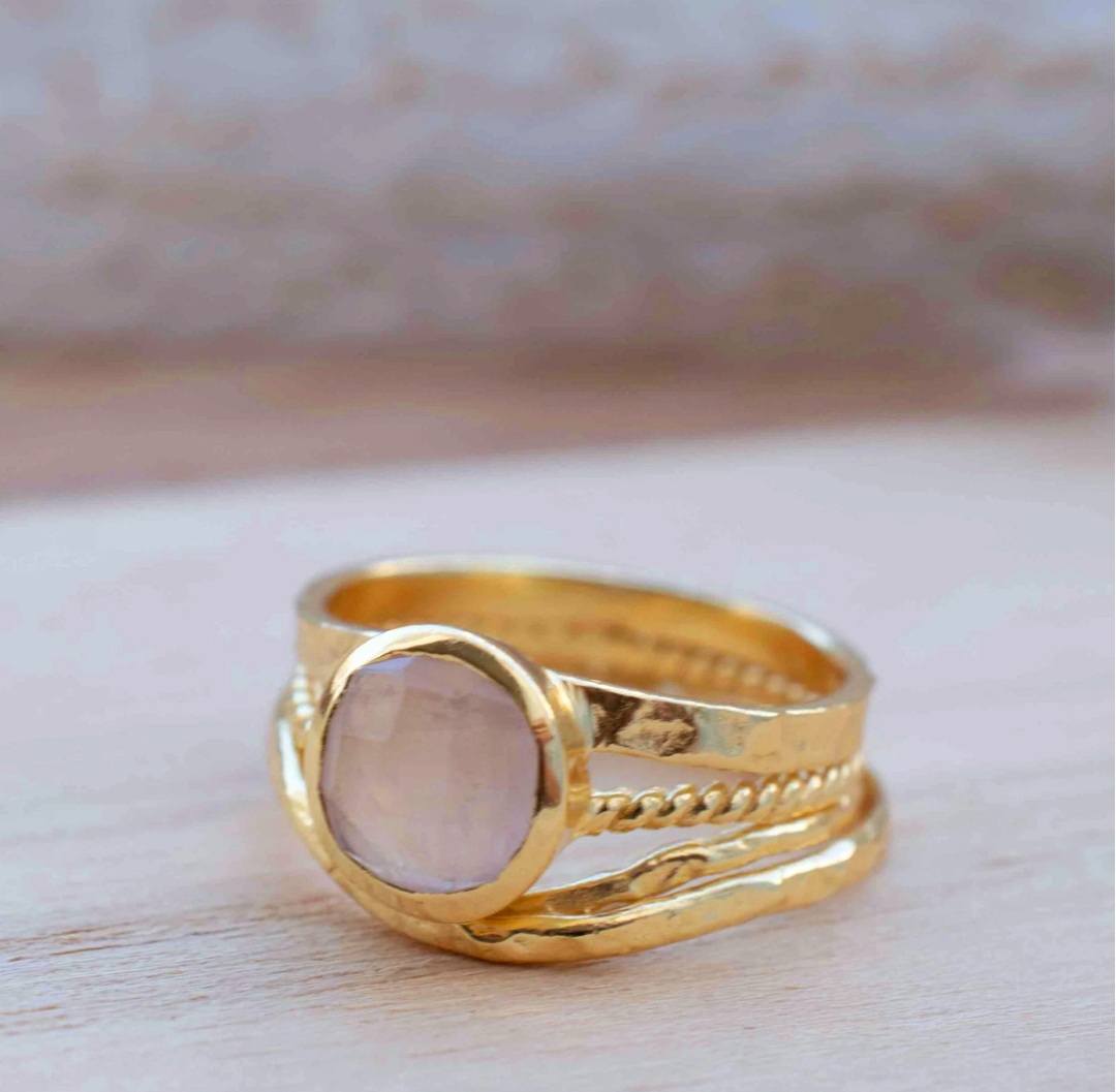 Ny og vakker, enkel håndlaget " LUZY " Goldplated Ring m/ Moonstone
